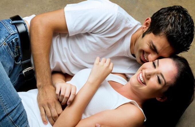 Un uomo si eccita quando tocca una ragazza