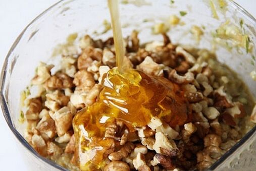 Le noci con miele aiutano a normalizzare rapidamente l'erezione