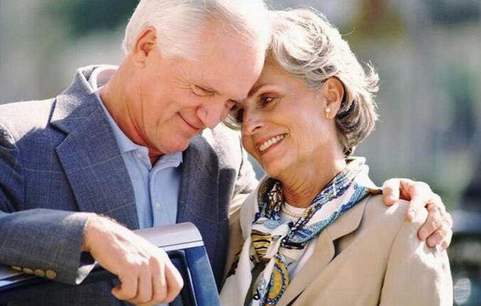 Donna e uomo di età superiore ai 60 anni con aumento di potenza Foto 1